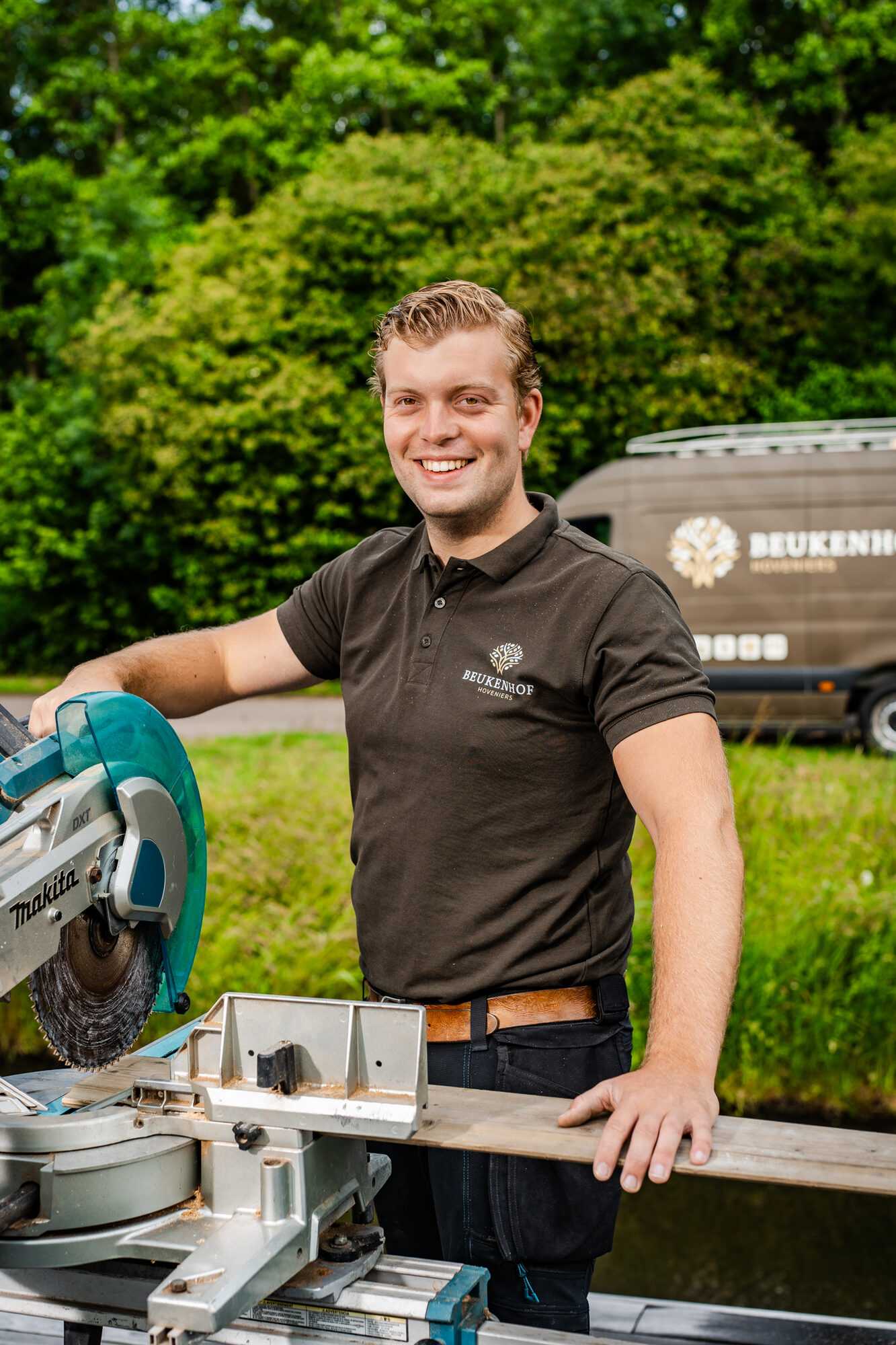 Dico Verschoor, eigenaar van Beukenhof Hoveniers, bij zijn bus