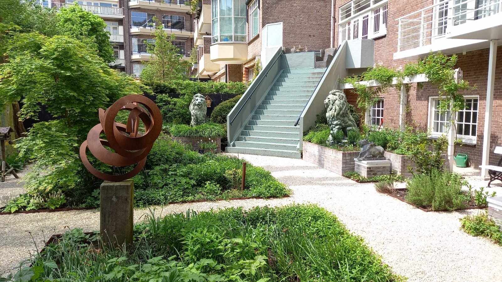 Stadstuin in Amsterdam aangelegd door Beukenhof Hoveniers