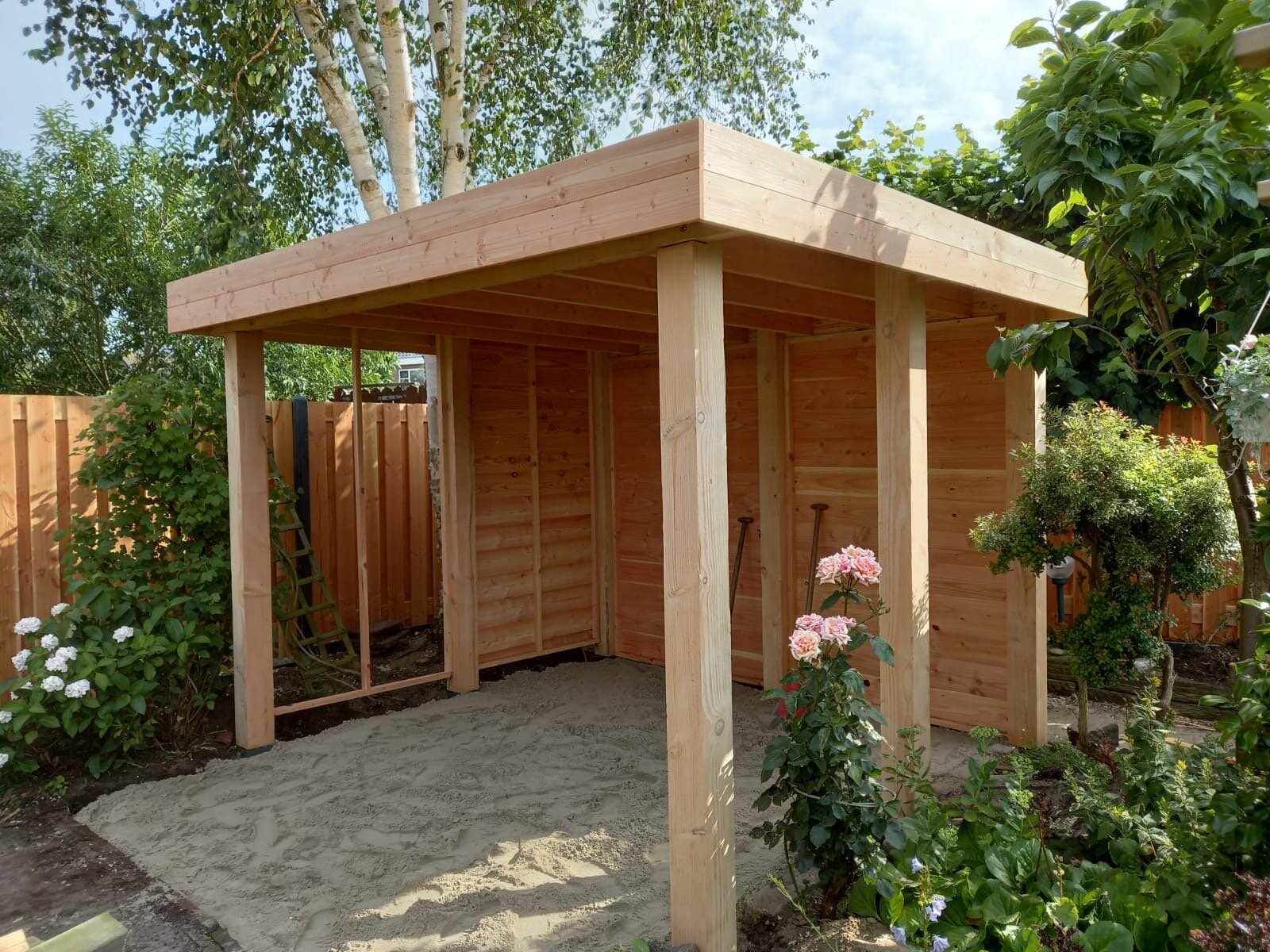 Houten overkapping op maat in een verzorgde tuin